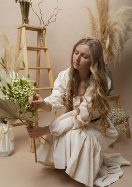 Accueil - Woman holding dried plants full shot - Decorative Events