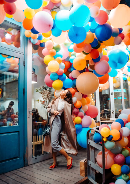 Accueil - Woman on the background of wooden door with balloons - Decorative Events